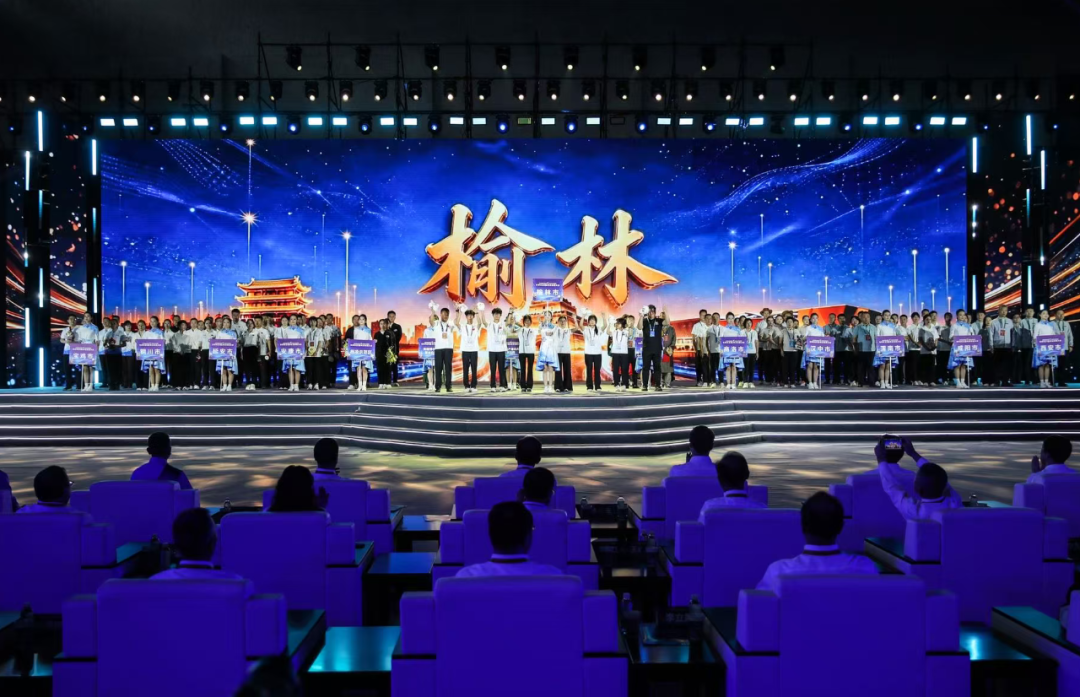 赛事冲刺阶段，任国良副院长抵达榆林后第一时间前往备赛酒店，看望慰问驻点备赛师生，详细了解备赛进度、训练难点与生活保障情况，对师生们刻苦备赛的拼搏姿态给予肯定，并勉励大家调整心态、精益求精、全力以赴，在省级赛场充分展现我院优良学风与专业实力。