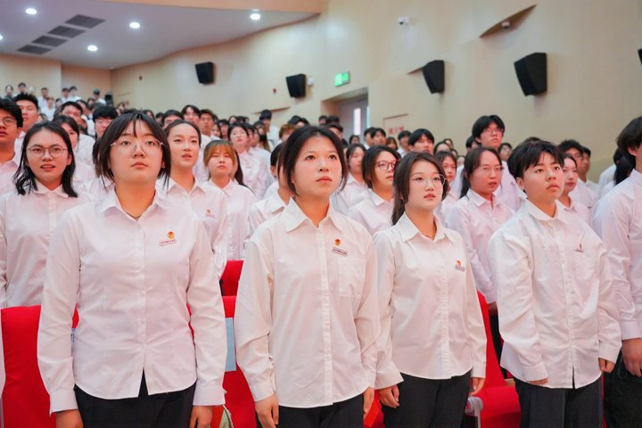 西安明德理工学院隆重举行2025-2026学年“五四”表彰典礼暨明德信仰公开课！