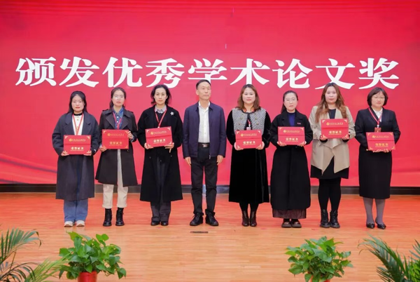 陕西省高等学校思想政治教育研究会民办本科高校分会会长、  西安外事学院党委书记雷西合为获奖教师颁奖