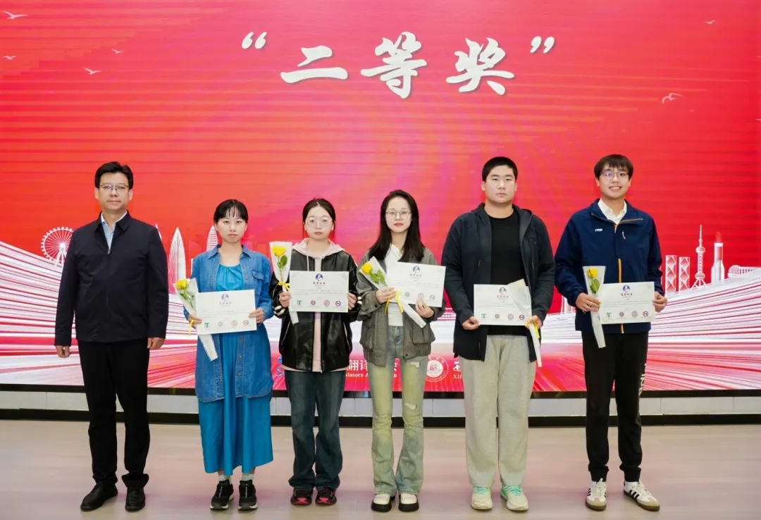 陕西省翻译协会副会长、陕西师范大学外国语学院院长刘全国为“二等奖”获奖者颁奖