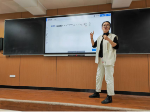 西京学院苏佳琳老师给学生讲解问题
