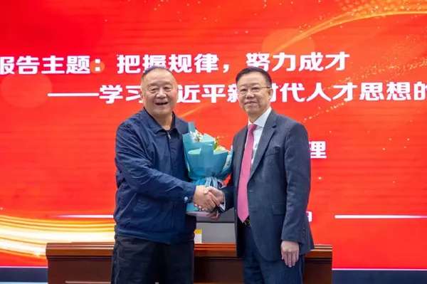 陕西省十届人大常委会副主任邓理做客西安明德理工学院大讲堂 陕西省十届人大常委会副主任邓理做客西安明德理工学院大讲堂