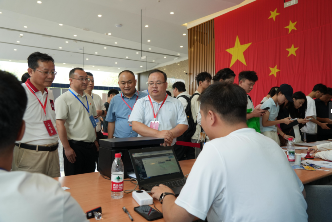 “新”光熠熠｜多图直击西安城市建设职业学院2026级新生报到现场！