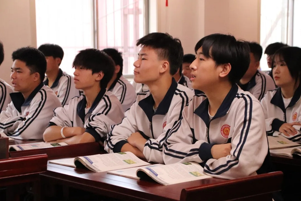 西安东方职业高级中学：温暖相伴的青春岁月2.png