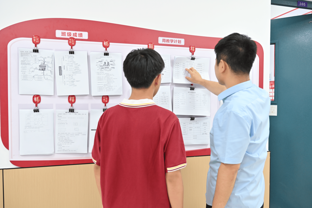 两面锦旗，一份信任：西安育华职业高中“严管厚爱”让成长可见！