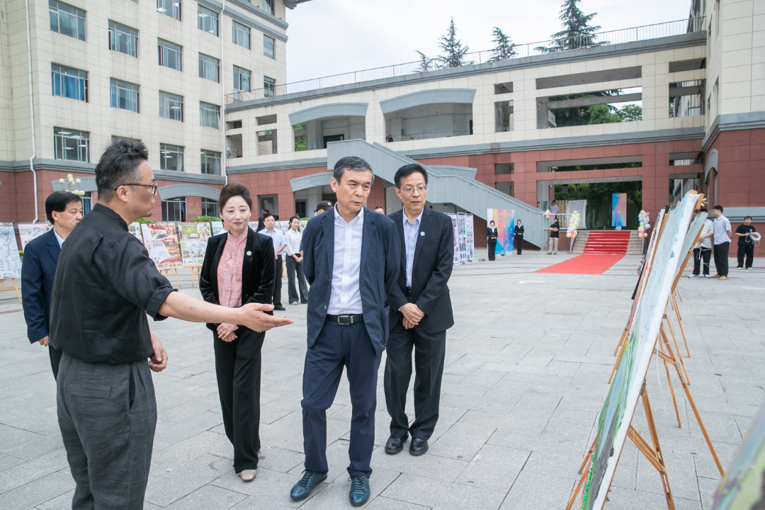 西安思源学院成功举办陕西省设计艺术学会副会长单位揭牌仪式暨设计艺术高峰论坛