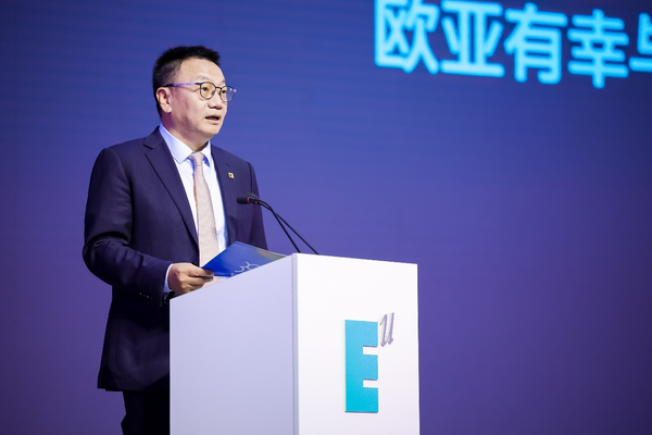 西安欧亚学院创办人、董事长胡建波教授讲话.png