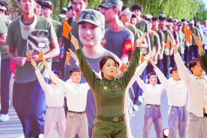 西安明德理工学院隆重举行2025-2026学年“五四”表彰典礼暨明德信仰公开课！