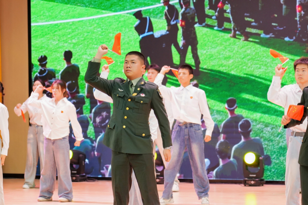 西安明德理工学院隆重举行2025-2026学年“五四”表彰典礼暨明德信仰公开课！