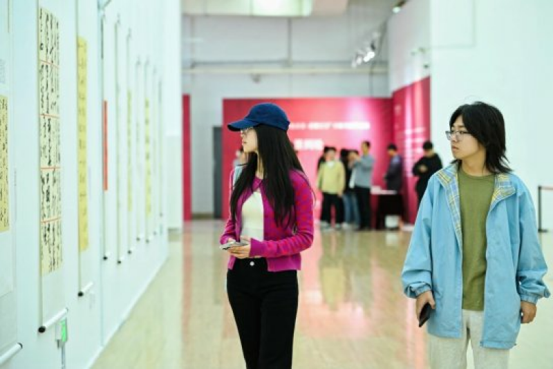 陕西省大学生“红色百言·进德百言”书法作品展开幕