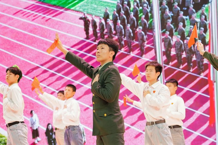 西安明德理工学院隆重举行2025-2026学年“五四”表彰典礼暨明德信仰公开课！