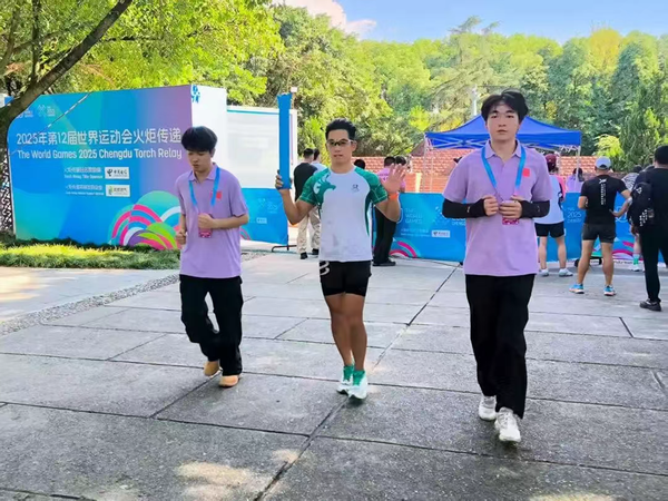 西安明德理工学院师生深度参与成都第12届世界运动会火炬传递志愿服务工作！