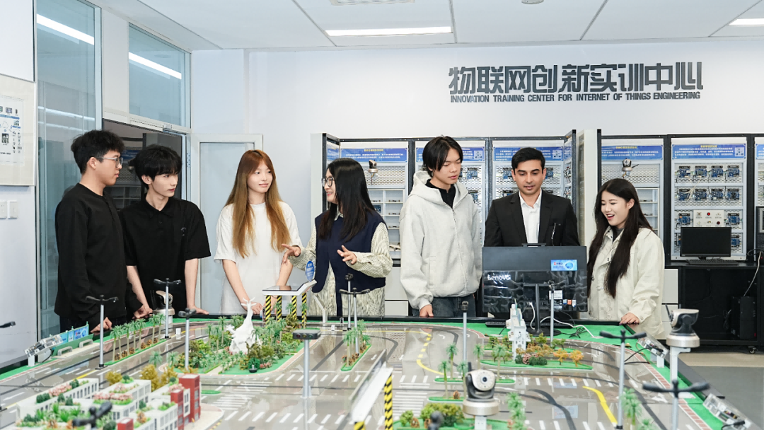 华为授权服务中心来了！西安欧亚学院又一产教融合场景落地