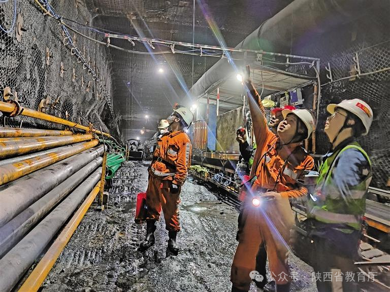 西安科技大学“深部智能探测”团队师生在井下调研煤层倾角变化区巷道围岩煤岩分布情况（资料照片）