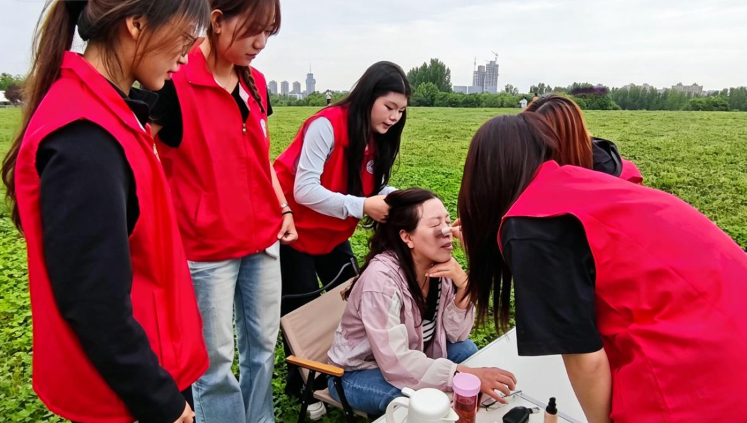 巧手绽芳华 美妆暖民心 | 西安海棠职业学院美妆社开展公益体验活动
