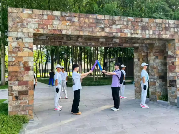 西安明德理工学院师生深度参与成都第12届世界运动会火炬传递志愿服务工作！