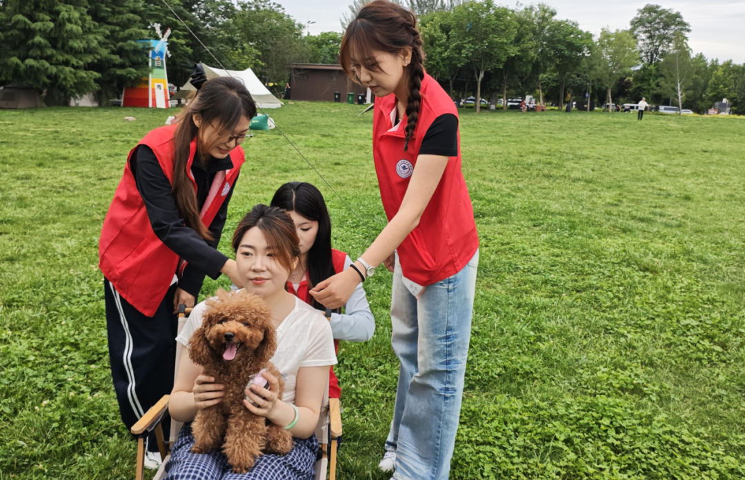 巧手绽芳华 美妆暖民心 | 西安海棠职业学院美妆社开展公益体验活动