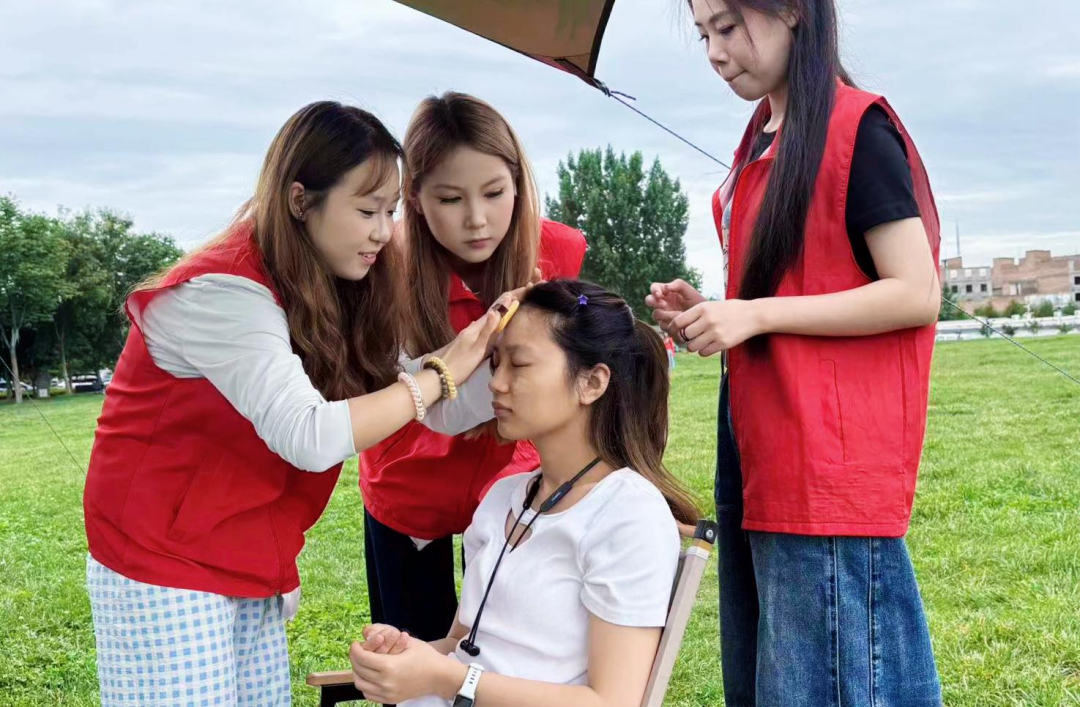 巧手绽芳华 美妆暖民心 | 西安海棠职业学院美妆社开展公益体验活动