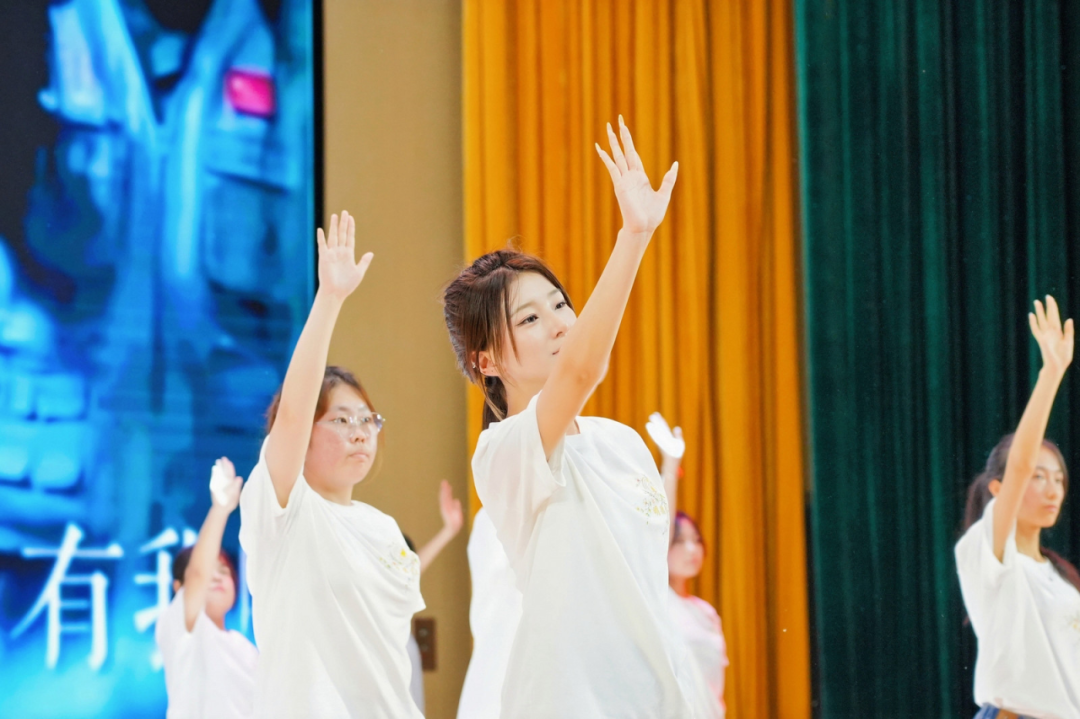 西安明德理工学院隆重举行2025-2026学年“五四”表彰典礼暨明德信仰公开课！