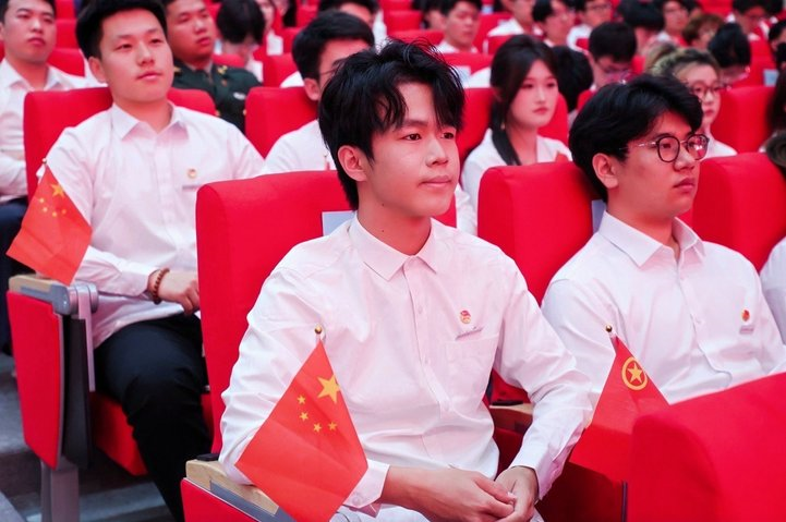 西安明德理工学院隆重举行2025-2026学年“五四”表彰典礼暨明德信仰公开课！