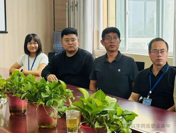 陕西大荔县兴华同岳职业高中组织全校师生集中观看阅兵仪式