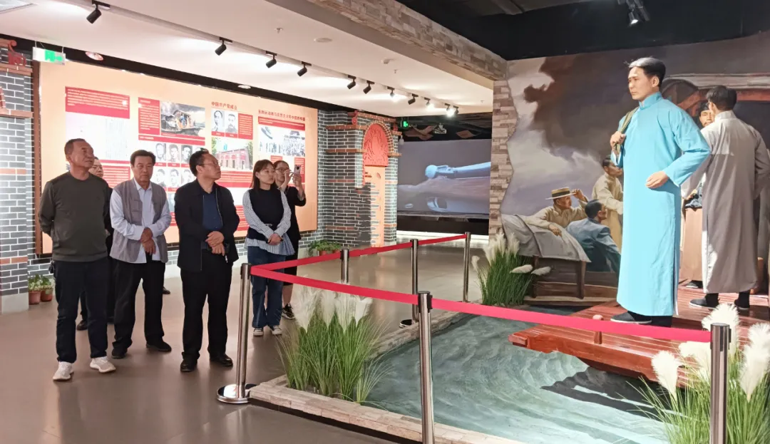 西安东方职业高级中学走进红旗书屋西北中心观摩交流