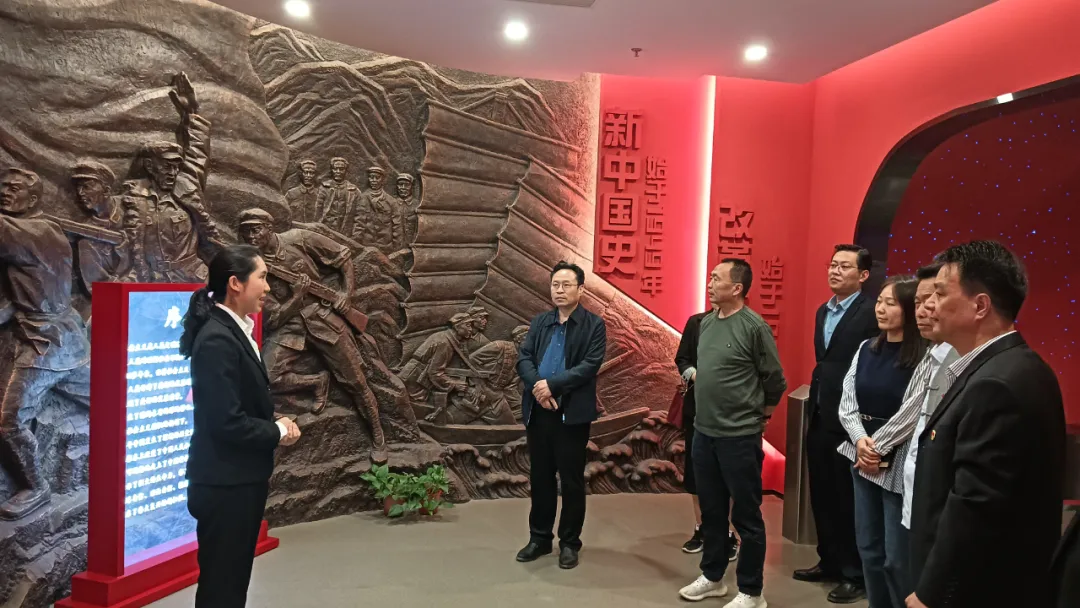 西安东方职业高级中学走进红旗书屋西北中心观摩交流