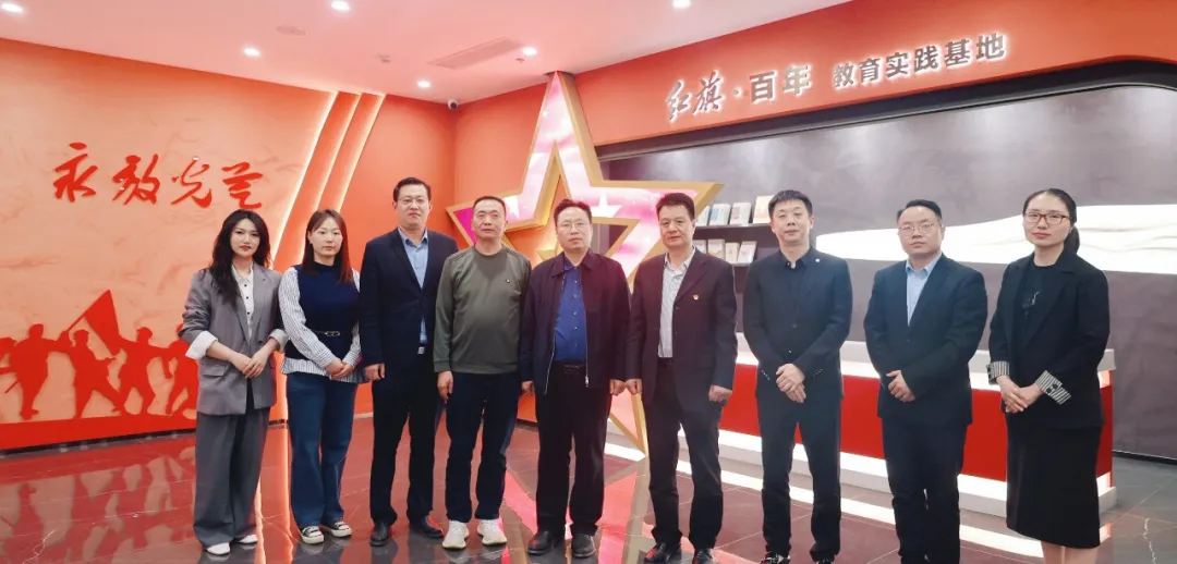 西安东方职业高级中学走进红旗书屋西北中心观摩交流