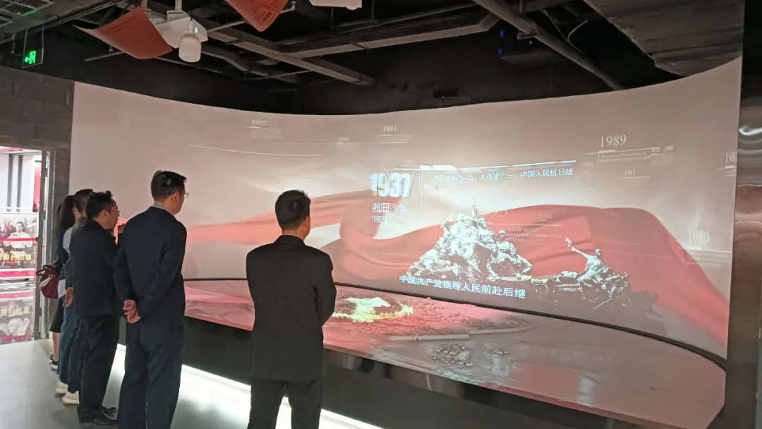 西安东方职业高级中学走进红旗书屋西北中心观摩交流