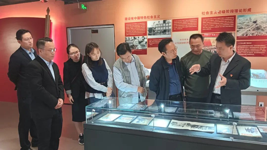 西安东方职业高级中学走进红旗书屋西北中心观摩交流