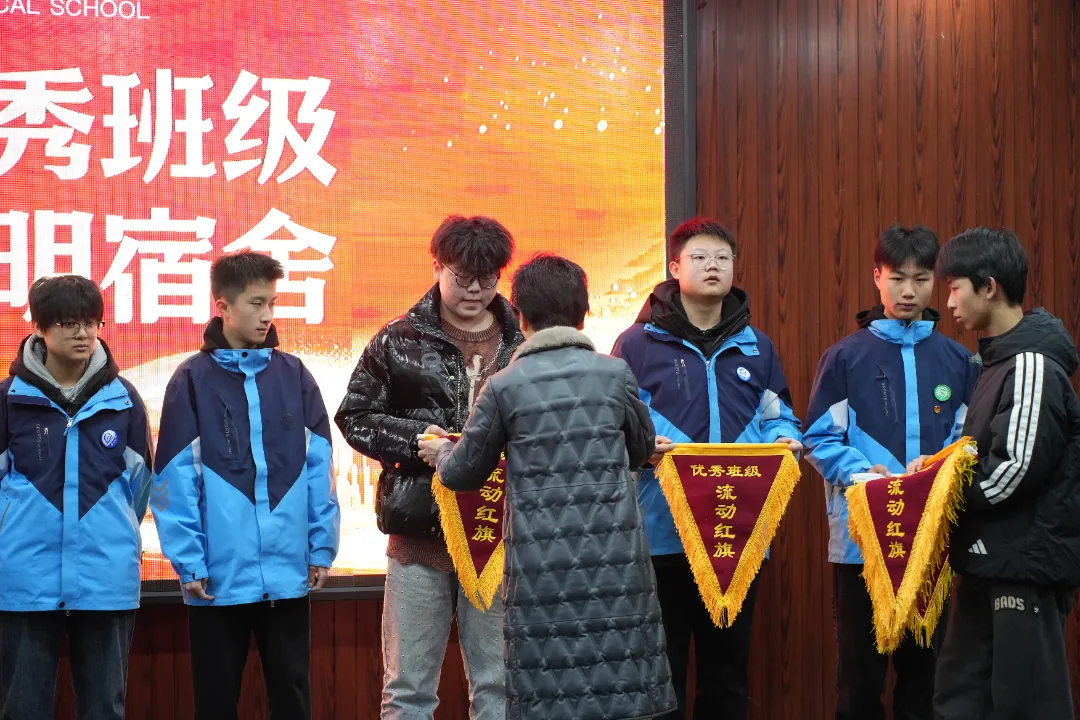 西安生物医药技术职业学校举行升旗仪式暨国家奖学金颁奖典礼，共鉴榜样力量，展望奋进新程