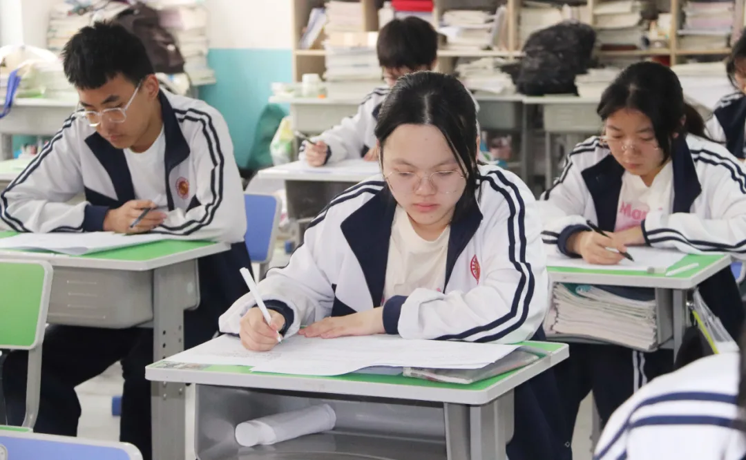 西安东方职业高级中学2024-2025第二学期期中考试纪实