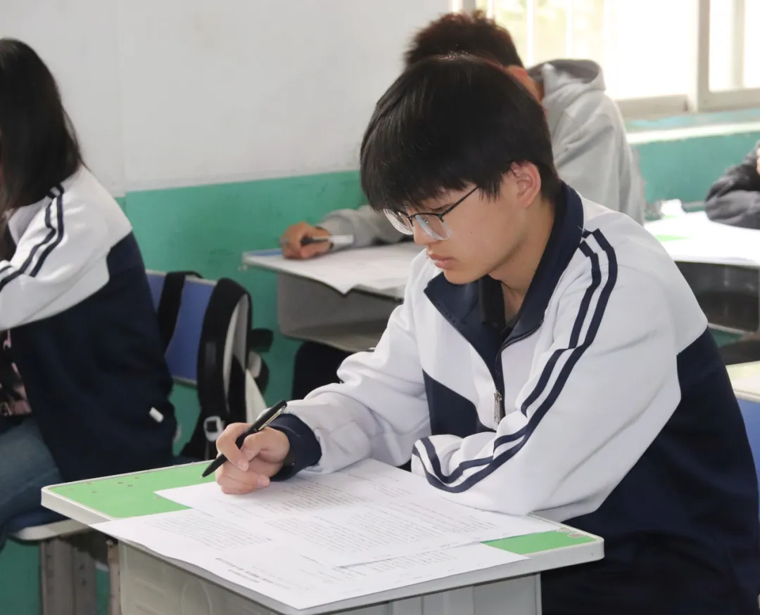 西安东方职业高级中学2024-2025第二学期期中考试纪实