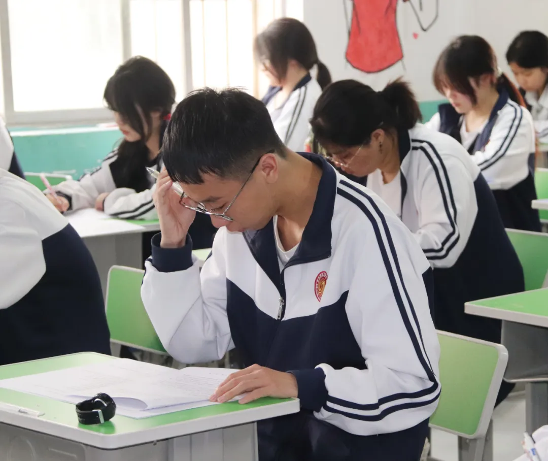 西安东方职业高级中学2024-2025第二学期期中考试纪实