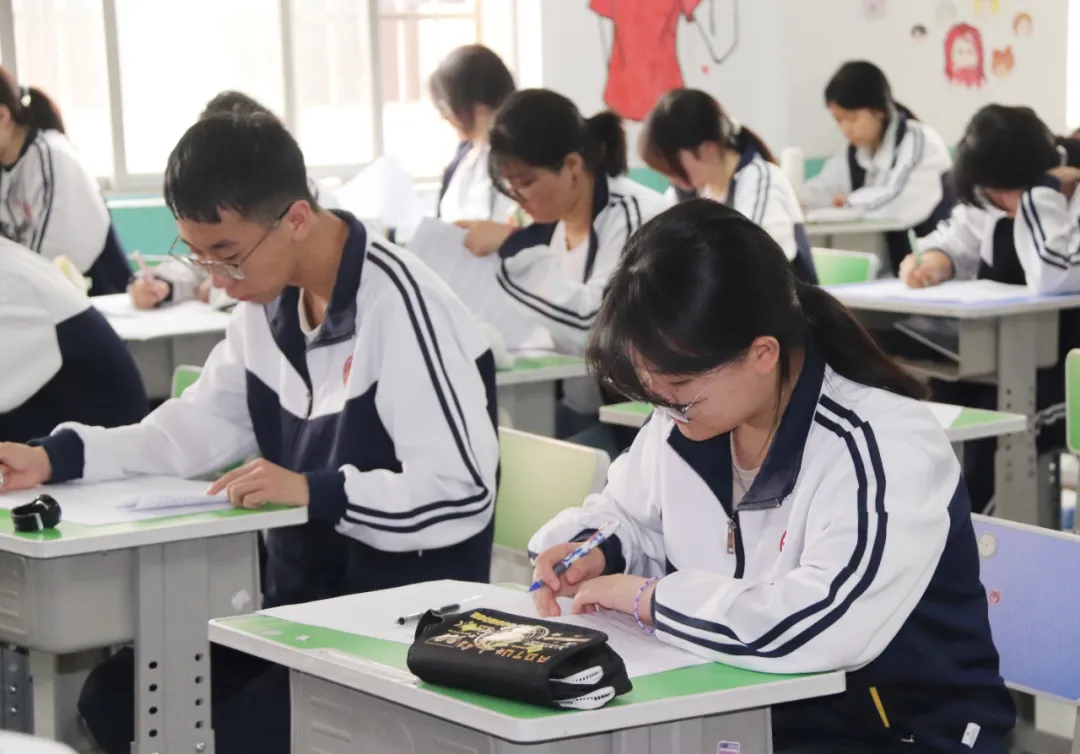 西安东方职业高级中学2024-2025第二学期期中考试纪实