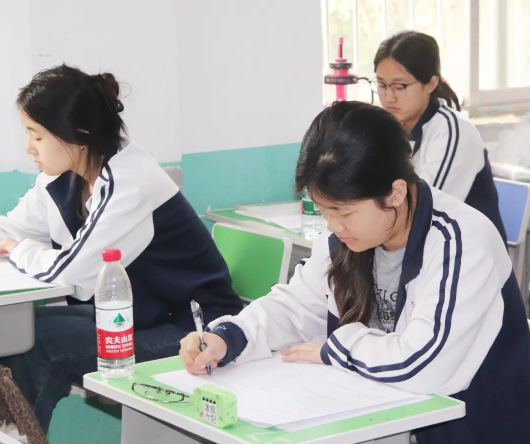 西安东方职业高级中学2024-2025第二学期期中考试纪实