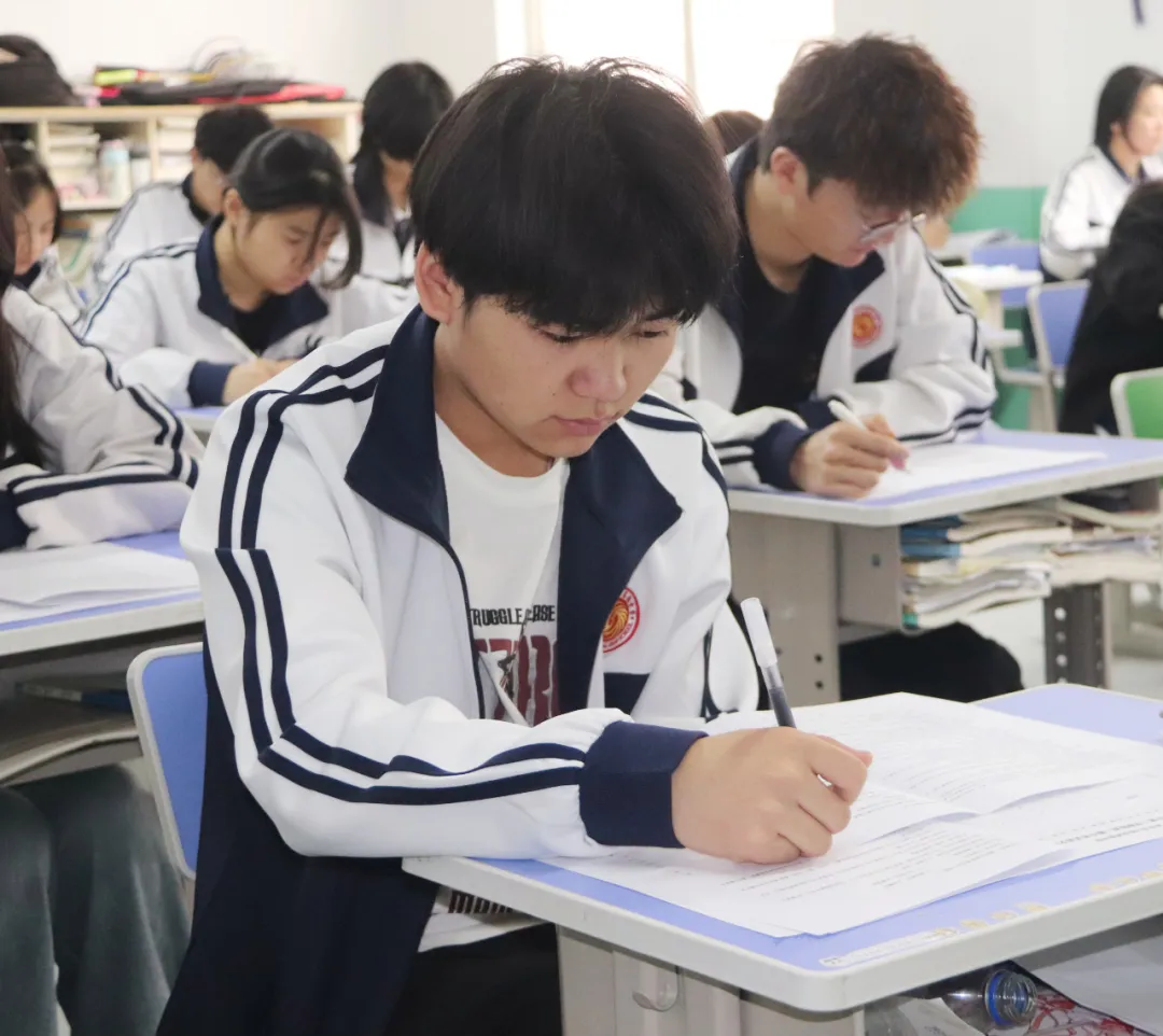 西安东方职业高级中学2024-2025第二学期期中考试纪实