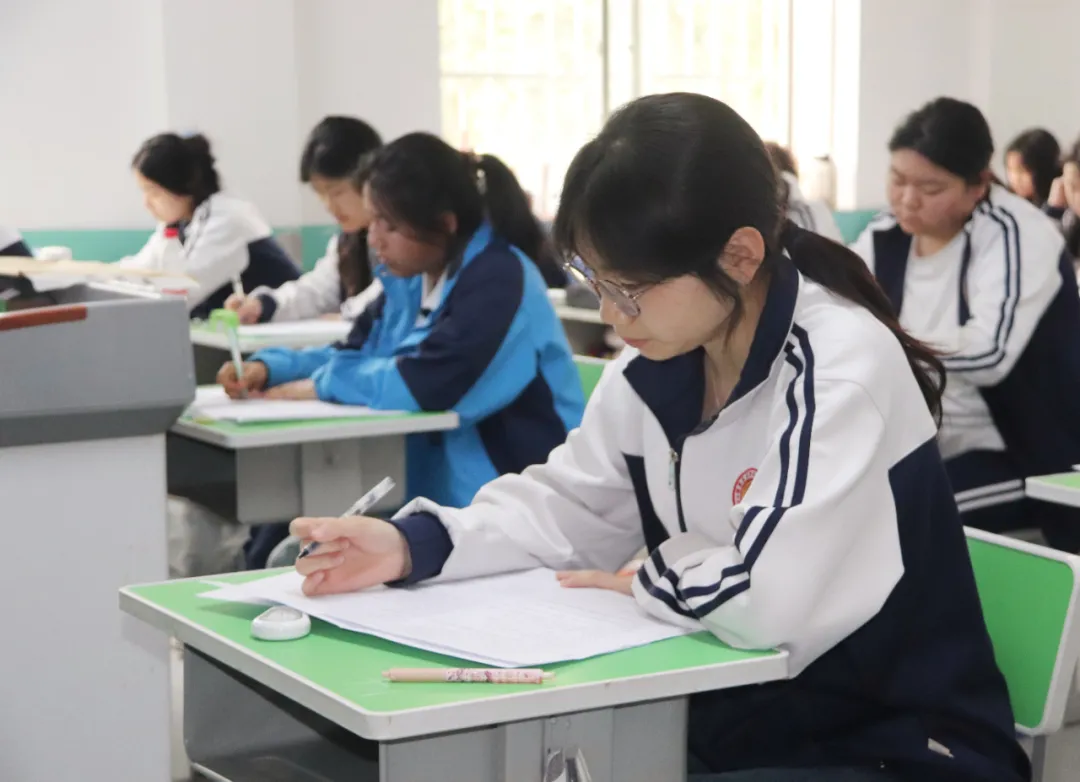 西安东方职业高级中学2024-2025第二学期期中考试纪实